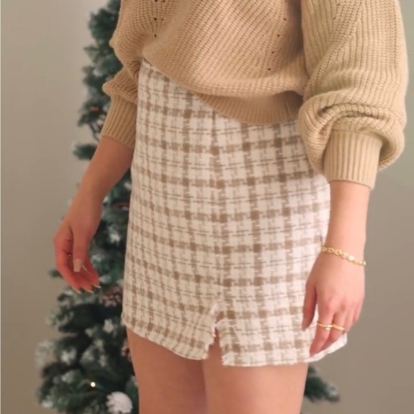 Plaid mini skirt | Tweed material | NWT - Picture 2 of 2